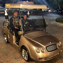 Floyd Mayeather comprou para seu filho um carrinho de golfe Bentley dourado. (Instagram)