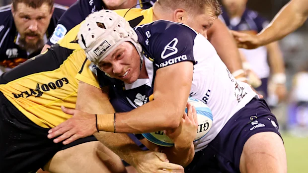 Declan Meredith dos Brumbies é abordado.