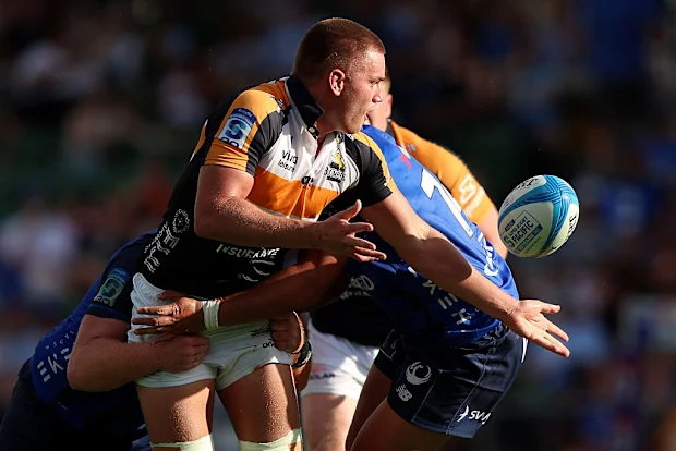 Charlie Cale, dos Brumbies, passa a bola durante a primeira rodada do Super Rugby.
