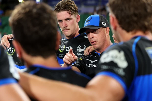 Simon Cron dirige-se à Força no HBF Park.