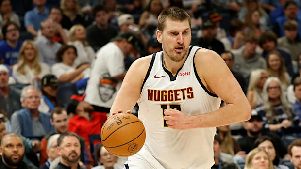 Nikola Jokic dribla a bola.