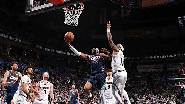 Shai Gilgeous-Alexander dirige até a cesta.