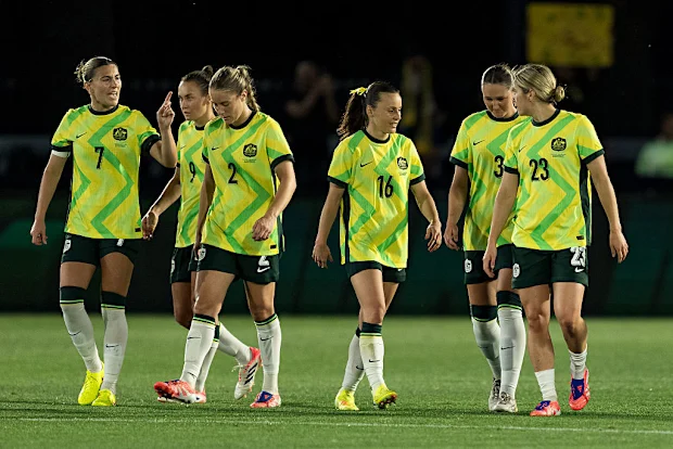 Hayley Raso (3º R) vista com companheiros de equipe.