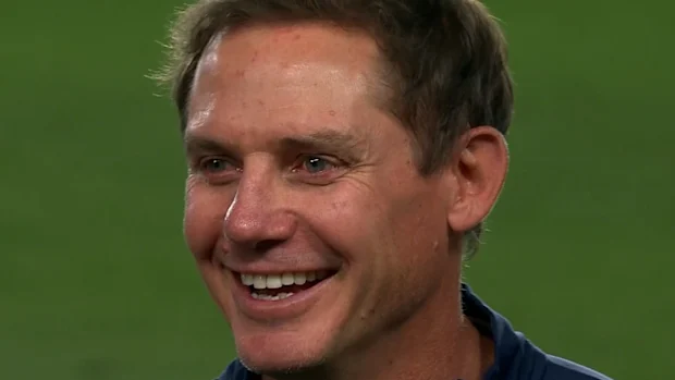 Stephen Larkham comemora uma vitória famosa.