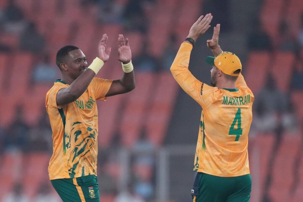 Lungi Ngidi e Aidan Markram da África do Sul