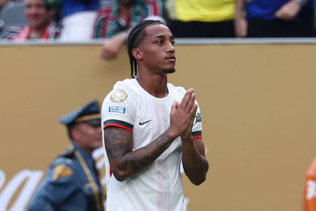 Atacante do Chelsea, João Pedro