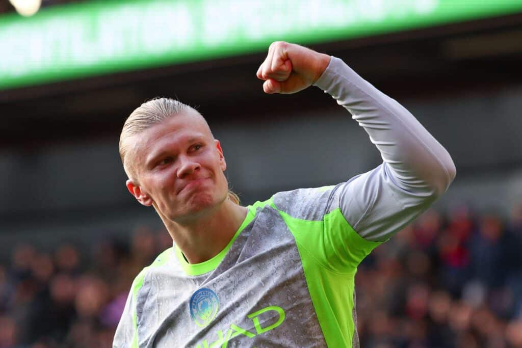 O jogador de futebol Erling Haaland jogando pelo Manchester City Football Club