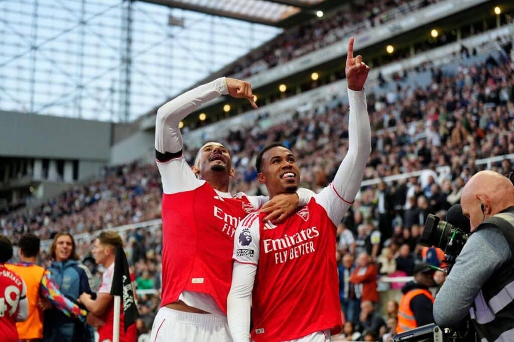 O jogador de futebol Gabriel jogando pelo Arsenal Football Club