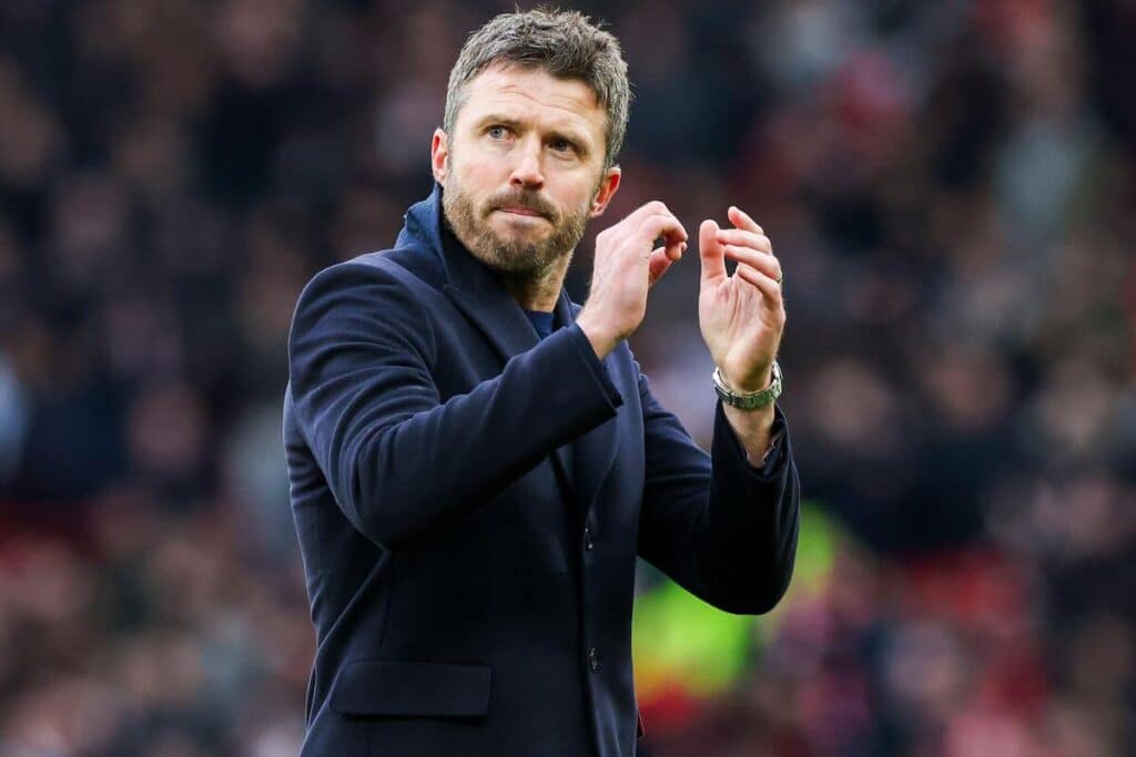 Michael Carrick do Manchester United aplaudindo a multidão