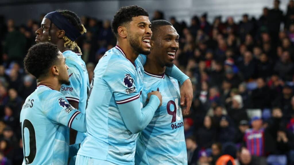 Jogadores do Burnley comemoram reviravolta dramática no Crystal Palace