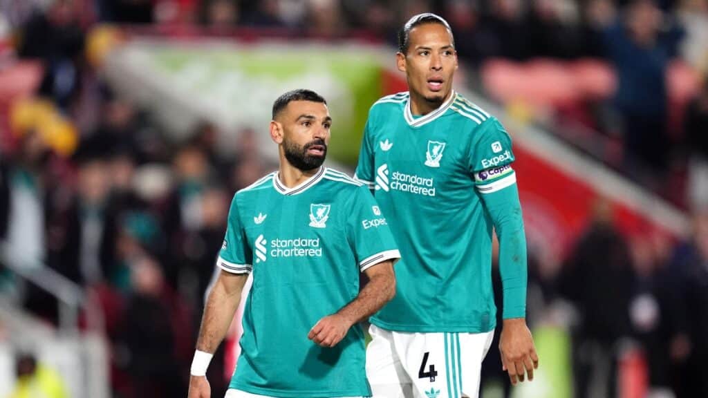 Os jogadores de futebol Mohamed Salah e Virgil van Dijk jogando pelo Liverpool Football Club