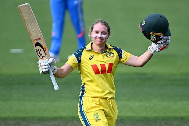Alyssa Healy comemora marcar um século contra a Índia.