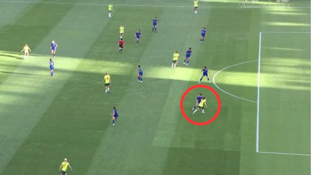 Hayley Raso foi punida por estar em posição de impedimento.