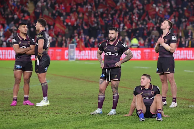 HULL, INGLATERRA - 19 DE FEVEREIRO: Os jogadores do Brisbane Broncos parecem desanimados após a derrota para o Hull KR na partida do World Club Challenge entre Hull KR e Brisbane Broncos no MKM Stadium em 19 de fevereiro de 2026 em Hull, Inglaterra. (Foto de Alex Livesey/Getty Images)