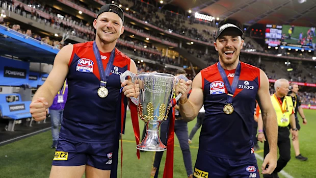 PERTH, AUSTRÁLIA - 25 DE SETEMBRO: Steven May dos Demons e Michael Hibberd dos Demons comemoram com a copa da primeira divisão durante a partida da Grande Final da Toyota AFL de 2021 entre os Melbourne Demons e os Western Bulldogs no Optus Stadium em 25 de setembro de 2021 em Perth, Austrália. (Foto de Dylan Burns/AFL Photos)