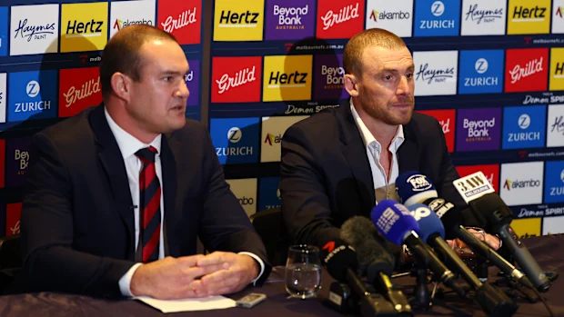 MELBOURNE, AUSTRÁLIA - 05 DE AGOSTO: O presidente de Melbourne, Brad Green, e o ex-técnico principal, Simon Goodwin, falam à mídia durante uma oportunidade de mídia do Melbourne Demons AFL no Melbourne Cricket Ground em 05 de agosto de 2025 em Melbourne, Austrália. (Foto de Morgan Hancock/Getty Images)