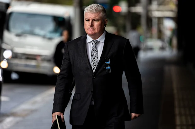 O ex-jogador de críquete australiano Stuart MacGill chega ao tribunal local de Downing Center, sexta-feira, 9 de maio de 2025. Macgill, um grande jogador de críquete australiano, saberá esta manhã se será preso após ser considerado culpado por um júri do tribunal distrital por ajudar a organizar e estar presente em, uma reunião entre o homem e um traficante de drogas de rua, que só pode ser conhecido como Pessoa A, embaixo de seu restaurante Neutral Bay em abril de 2021. Foto: Sam Mooy / The Sydney Morning Herald