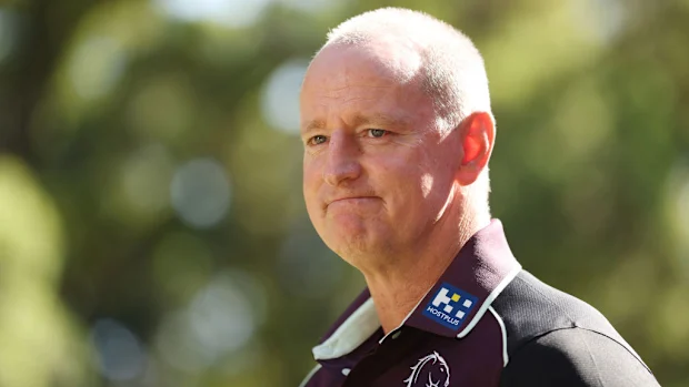 O técnico do Broncos, Michael Maguire, fala à mídia.