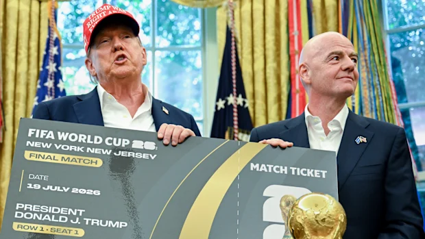 O presidente dos EUA, Donald Trump, e o presidente da FIFA, Gianni Infantino, exibem o primeiro ingresso cerimonial para a final da Copa do Mundo de 2026.