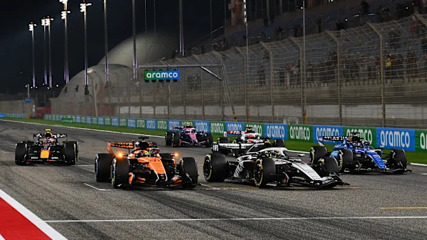 Oscar Piastri, da McLaren, Sergio Perez, da Cadillac, e Alex Albon, da Williams, praticam procedimentos de lançamento.