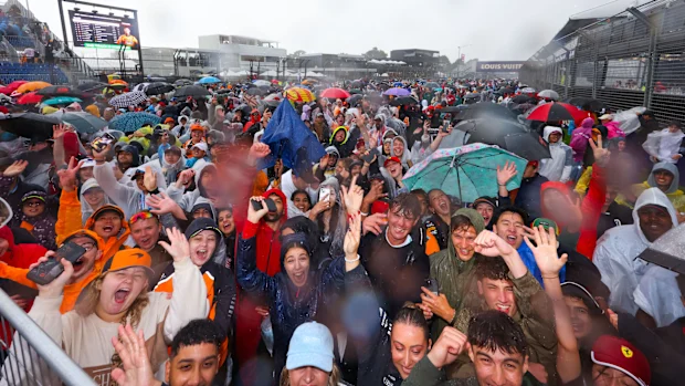 Os fãs entraram na pista depois de um Grande Prêmio da Austrália molhado e selvagem.