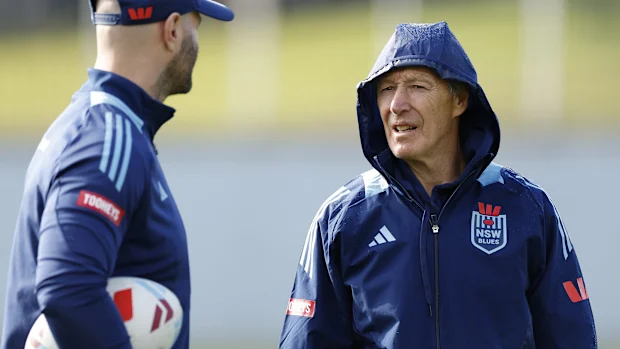 Craig Bellamy observa durante uma sessão de treinamento de Blues no NSWRL Center of Excellence em junho.