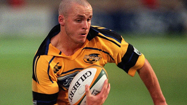 Christian Cullen evita o ataque.