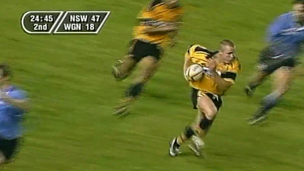 Christian Cullen foge da defesa dos Waratahs.