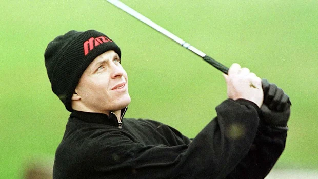 All Black Christian Cullen segue o voo da bola durante um Steinlager Golf Day.