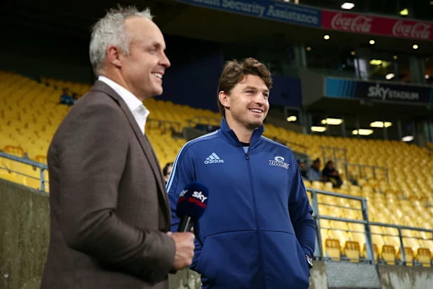Beauden Barrett do Blues conversa com o apresentador do Sky Sport, Christian Cullen.