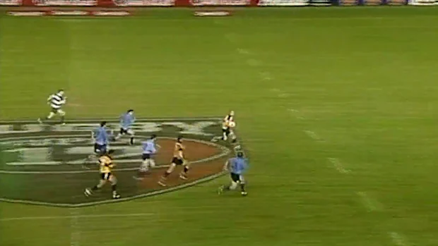 Christian Cullen foge da defesa dos Waratahs.