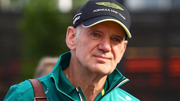 Adrian Newey, chefe da equipe Aston Martin F1 Team chega ao Paddock durante as prévias antes do Grande Prêmio de F1 da Austrália no Albert Park Grand Prix Circuit em 05 de março de 2026 em Melbourne, Austrália. (Foto de Joe Portlock/Getty Images)