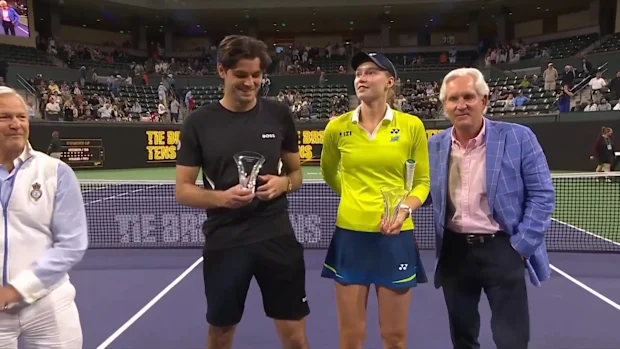 Elena Rybakina afasta a mão de um patrocinador do torneio.