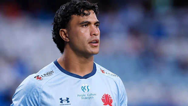 Joseph-Aukuso Suaalii dos Waratahs se aquece.