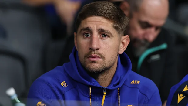 Zac Lomax observa durante a partida da 12ª rodada da NRL entre Parramatta Eels e Manly Sea Eagles no CommBank Stadium, em 23 de maio de 2025, em Sydney, Austrália. (Foto de Cameron Spencer/Getty Images)