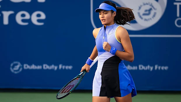Emma Raducanu em ação no Dubai Duty Free Tennis Championships.
