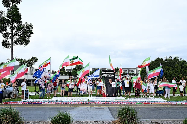 Manifestantes iranianos anti-regime são vistos fora do estádio antes da partida da Copa Asiática Feminina.