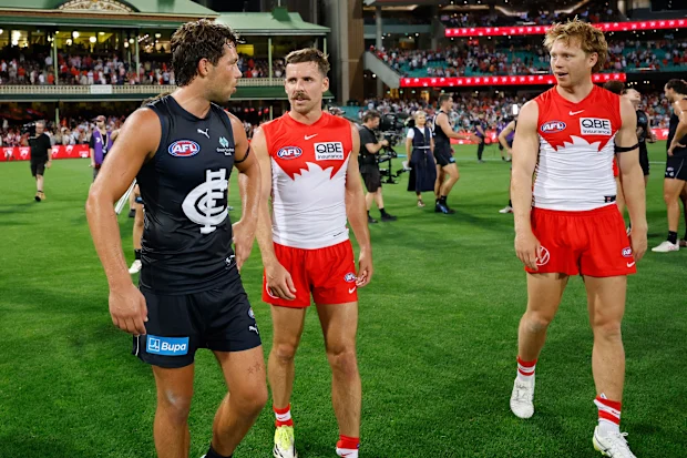 Oliver Florent do Blues e Callum Mills do Swans trocam palavras.