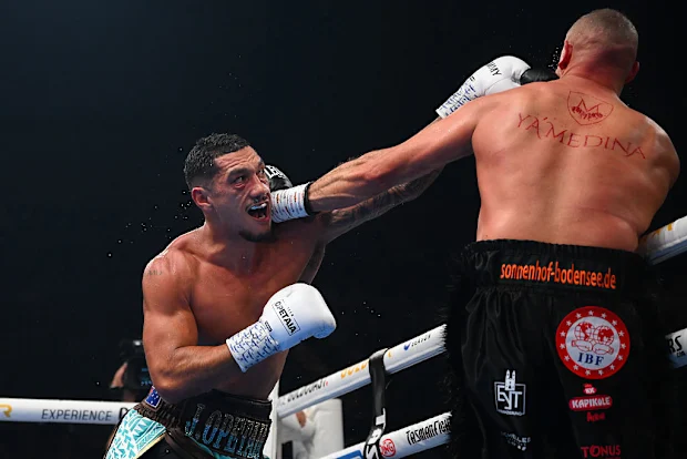 Jai Opetaia dá um soco em Huseyin Cinkara durante a luta pelo título mundial Cruiserweight da IBF & Ring Magazine.