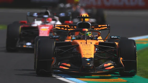 Oscar Piastri da Austrália dirigindo o (81) McLaren MCL40 Mercedes lidera Charles Leclerc de Mônaco dirigindo a (16) Scuderia Ferrari SF-26 na pista durante os treinos antes do Grande Prêmio de F1 da Austrália no Circuito do Grande Prêmio de Albert Park em 06 de março de 2026 em Melbourne, Austrália. (Foto de Alastair Staley/LAT Images)