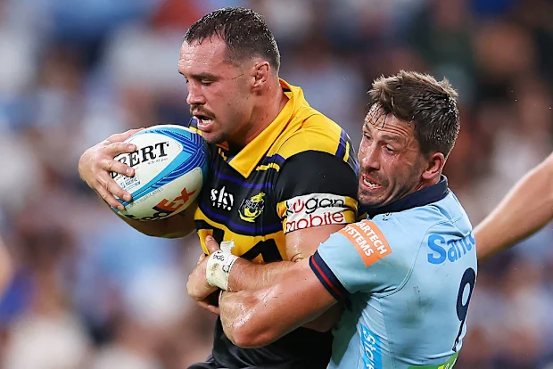 Jake Gordon dos Waratahs enfrenta Devan Flanders dos Hurricanes no Allianz Stadium.