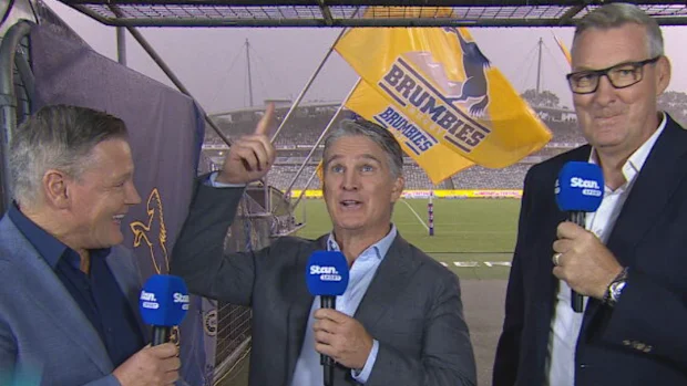 Tim Horan aponta para o céu.