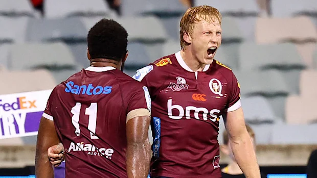 Carter Gordon, dos Reds, comemora marcar uma tentativa de vencer a partida do Super Rugby.