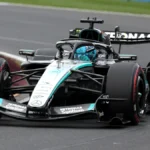 Grid de largada, tempos de volta, pole position, últimas atualizações; George Russell assume a pole dominante, Oscar Piastri larga em quinto; Choque quando Max Verstappen cai