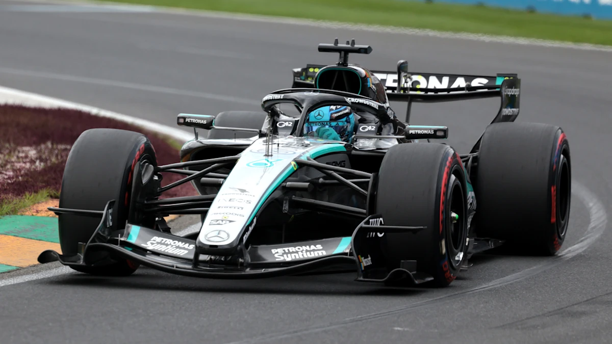 Grid de largada, tempos de volta, pole position, últimas atualizações; George Russell assume a pole dominante, Oscar Piastri larga em quinto; Choque quando Max Verstappen cai