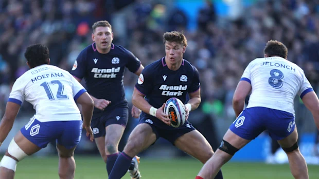   O jogador escocês Huw Jones em ação durante a partida do Guinness Six Nations 2026 entre Escócia e França
