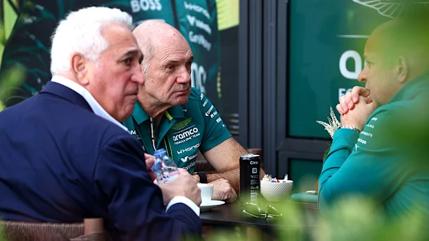 Adrian Newey, chefe da equipe Aston Martin F1 Team e Lawrence Stroll, proprietário da Aston Martin F1 Team no paddock. 