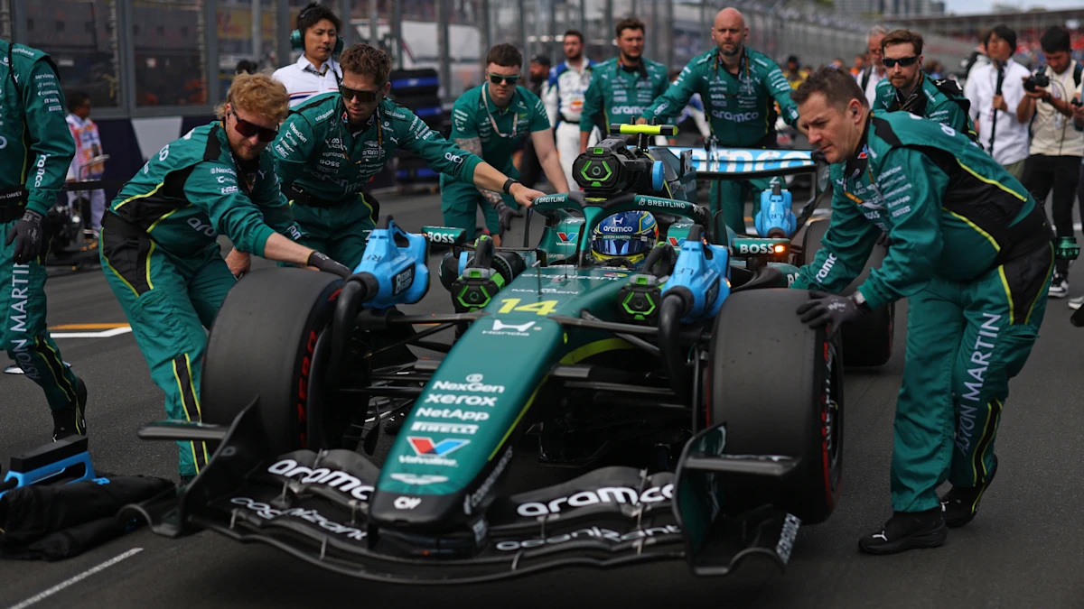 Crise da Aston Martin, Adrian Newey comenta sobre carro, equipe de joelhos