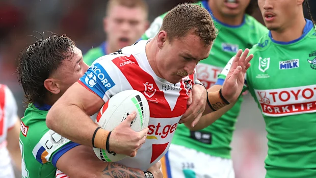 Jacob Liddle of the Dragons se dirige para um try durante a partida da 27ª rodada da NRL entre St George Illawarra Dragons e Canberra Raiders no Netstrata Jubilee Stadium, em 7 de setembro de 2024, em Sydney, Austrália. (Foto de Mark Metcalfe/Getty Images)