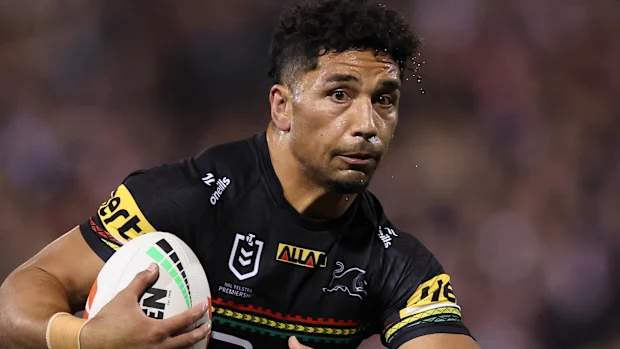 Izack Tago corre a bola durante a partida final de qualificação da NRL entre Penrith Panthers e Sydney Roosters.